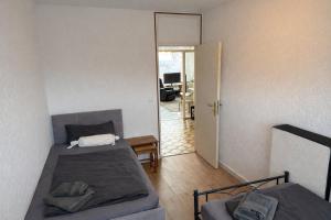 Zentrales Apartment für bis zu 5 Personen mit Balkon, Parkplatz, Waschmaschine & direkten Einkaufsmöglichkeiten
