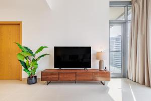 Stunning Skyline Views and Prime Walkable Location