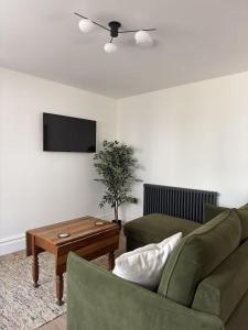 Cosy Cottage in Charming Village Close to Beach - Pass the Keys