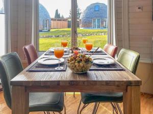 Kugelhaus Tamika - Sauna, Whirlpoolwanne und Kamin am Tollensesee