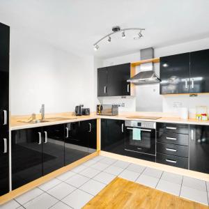 Central Birmingham Apartment - King Bed - Parking - Private Terrace 42M