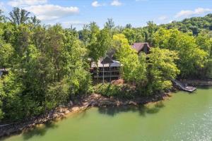 McDonald Lakeside Cottage chalet