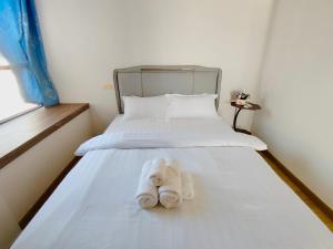 Danga Bay Beach-Side Family Getaway