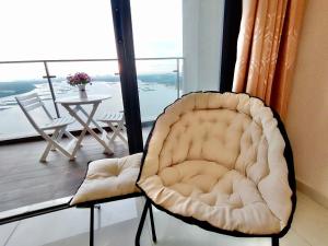 Danga Bay Beach-Side Family Getaway