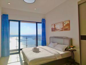 Danga Bay Beach-Side Family Getaway