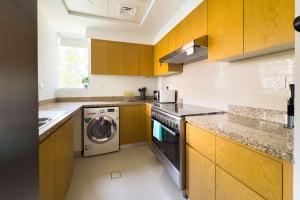 Free housekeeping visits during your stay - StayShort - Downtown 2 Bed Unit with Burj Views that Sleeps 4