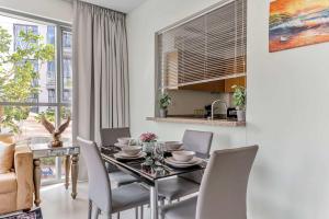 Free housekeeping visits during your stay - StayShort - Downtown 2 Bed Unit with Burj Views that Sleeps 4