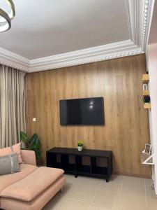 Opposite Train Station & Tram Modern Quiet & Meals Available