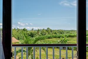 Big Room with Private Balcony 8 mins to Pererenan beach