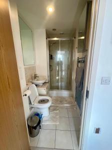 Elegant Ensuite bedroom at Prime location Stratford, London