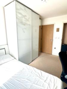Elegant Ensuite bedroom at Prime location Stratford, London