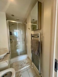 Elegant Ensuite bedroom at Prime location Stratford, London