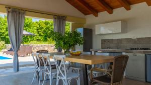 Family Casa Ida with pool and grill in Groznjan