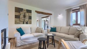 Family Casa Ida with pool and grill in Groznjan