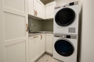 Modern 2BR Sunset Apartment BBQ