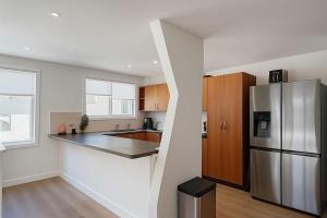 Modern 2BR Sunset Apartment BBQ