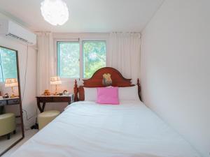 Hongdae 5 minutes, park view, 8-person family, free parking, luggage storage, early check-in, late check-out, infant welcome, dryer and bidet