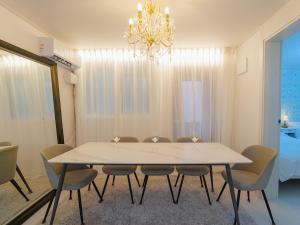 Hongdae 5 minutes, park view, 8-person family, free parking, luggage storage, early check-in, late check-out, infant welcome, dryer and bidet
