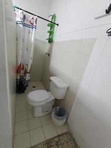 Habitación con medio baño en el barrio ciudad jardín Barranquilla