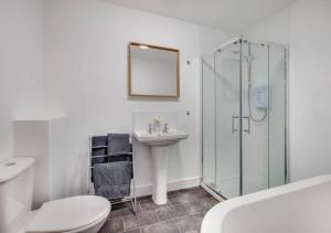 4-Bedroom Serviced Home in Skinningrove 3