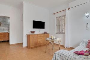 Apartamento cerca del pueblo con piscina compartida parking y jardin privado