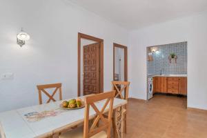 Apartamento cerca del pueblo con piscina compartida parking y jardin privado