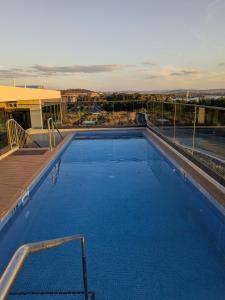 Brand new apartment with free parking and swimming pool access