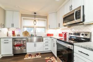 Modern 2BR near WFU Steps to LJVM Coliseum Family Friendly Fast WiFi