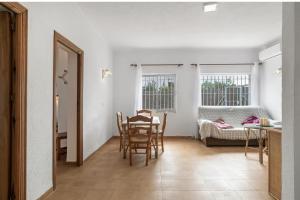 Casa con piscina compartida cerca del pueblo jardin y parking privado