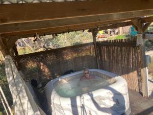 Arche de Noé atypique, bohème , nature, piscine chauffée de Pâques à Toussaint , spa , sauna , loisirs