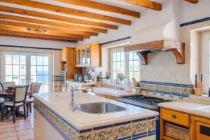 Ericeira Vila Martinho by Hopstays - Piscina e Vista Mar