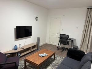 Full 1 bedroom and sitting room basement flat, 1 kingsize bed