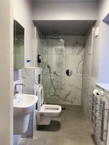 Full 1 bedroom and sitting room basement flat, 1 kingsize bed