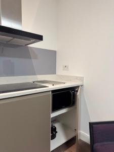 Full 1 bedroom and sitting room basement flat, 1 kingsize bed