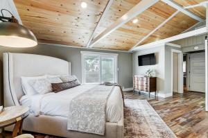 Golf Course Home with Pool and Hot Tub Near Lake and State Park