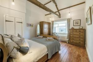 3 Bed in Low Row oc-h34097