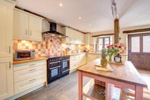 5 Bed in Middle Marwood oc-stepps