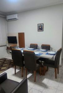 Apartamento recém-reformado, com mobília nova e localização incrível