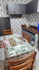 Apartamento recém-reformado, com mobília nova e localização incrível