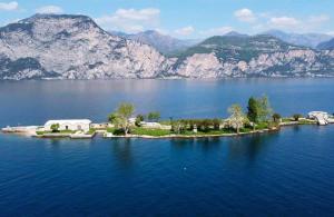 Lake view studio apartment n 13