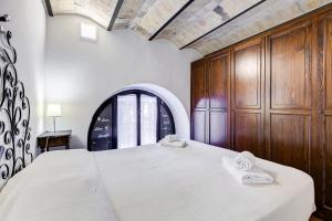 Charming Apartment with Garden, Parking & Metro