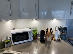 GreenGage Tree Stylish 2 Bedroom with Balcony & Parking