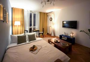 Vintage charm by Republic Square - French balcony