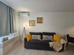 Central Art Boutique - Business Ready & Mid-Term