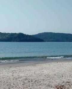 Prainha de Mambucaba, próxima do mar
