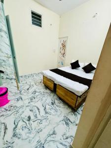 Flats in CITY Centre Next to Nexus Mall, 1km from bus stand