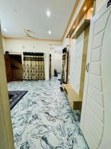 Flats in CITY Centre Next to Nexus Mall, 1km from bus stand