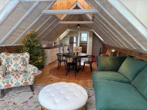 Elegant Private Barn Apartment in E Dover with 50 mile view
