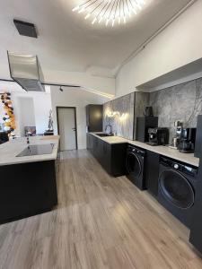 The Onyx Glow- 99m2 Designer Loft