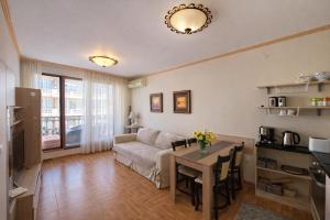 Royal Bay-I Seaview Apartment